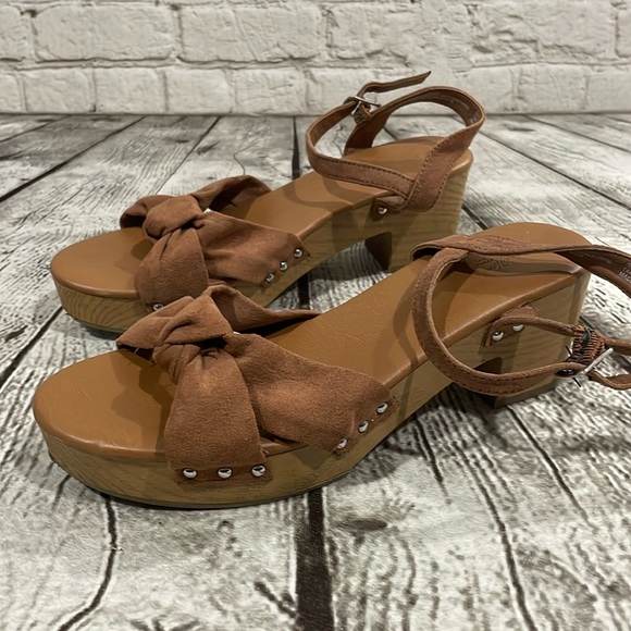 Universal Thread Shoes - Universal Thread Sandal Size 8.5